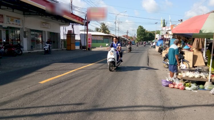 Caption: Salah satu minimarket yang berdiri di depan pasar tradisional di Banyuwangi/Dendy for RMOLJatim 