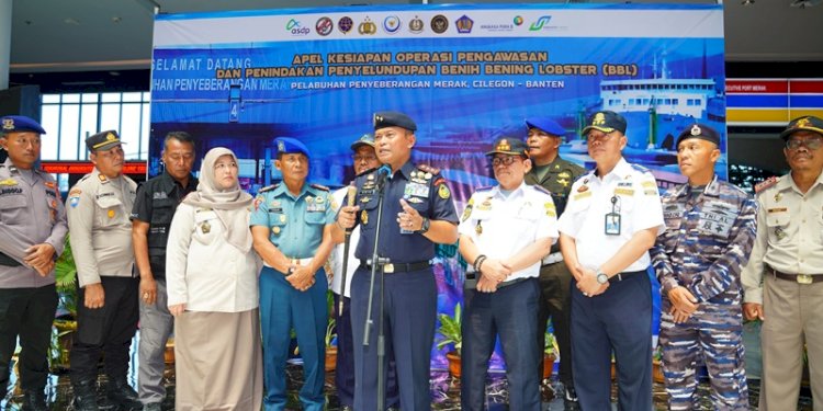 Operasi bersama PSDKP dan stakeholder mengawasi penyelundupan BBL di Pelabuhan Merak, Banten, pada Senin (18/12)/Ist