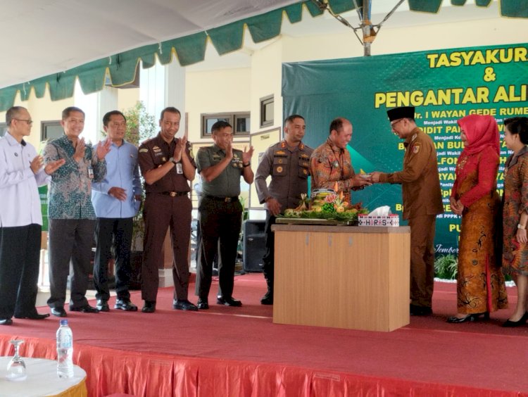 Ketua PN Jember bersama Forkopimda Jember, saat menerima potongan tumpeng acara tasyakuran dan pengantar alih tugas/RMOLJatim