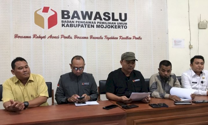 Konferensi pers Bawaslu Kabupaten Mojokerto terkait postingan Akun X Twitter Polda Jatim/RMOLJatim