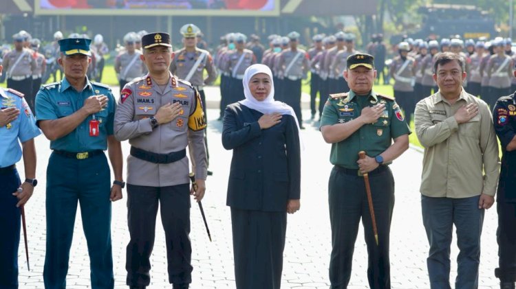 Gubernur Jawa Timur Khofifah Indar Parawansa saat Apel Gelar Pasukan Operasi Lilin Semeru 2023 di Lapangan Mapolda Jatim/Ist