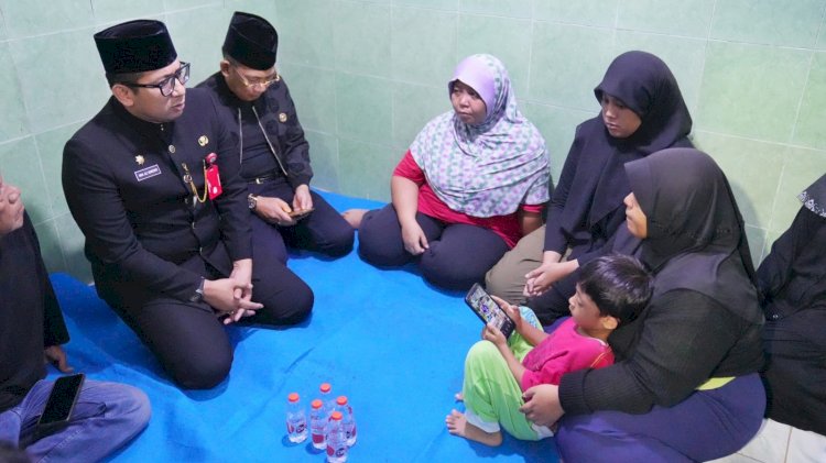 Penjabat (Pj) Wali Kota Mojokerto Muh. Ali Kuncoro saat bertakziah dan melihat PJU  /ist