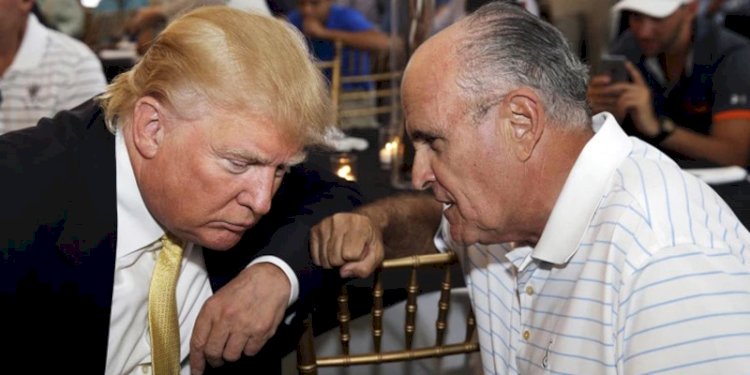 Donald Trump dalam sebuah momen bersama Rudy Giuilani/Net