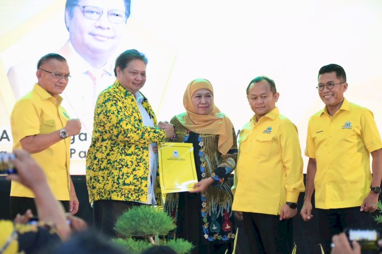 Khofifah Indar Parawansa saat menerima rekom dari Ketua Umum Partai Golkar Airlangga Hartarto untuk maju Pilgub Jatim 2024/Ist