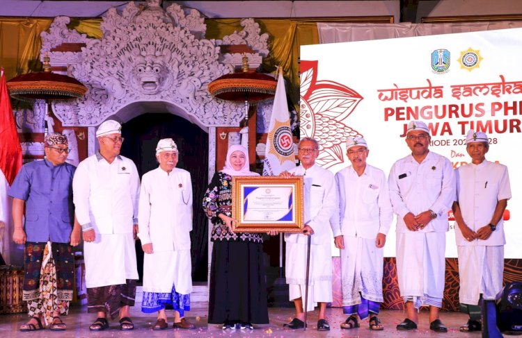 Khofifah Indar Parawansa menerima penghargaan dari Parisada Hindu Dharma Indonesia (PHDI) Jawa Timur/Ist