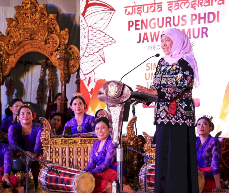 Khofifah Indar Parawansa saat menghadiri acara Wisuda Samskara Pengurus PHDI Provinsi Jawa Timur Periode 2023-2028 dan Simakrama Umat Hindu di Pura Jala Siddhi Amerta Sedati, Juanda Sidoarjo/Ist