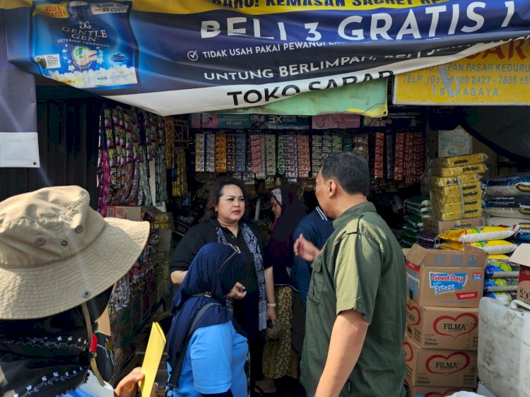 Caleg Ninayanti saat di Pasar Kedurus 