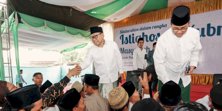 Anies Baswedan dan Muhaimin Iskandar saat menghadiri deklarasi dukungan Kiai dan Alumni Pondok Pesantren Lirboyo/Ist