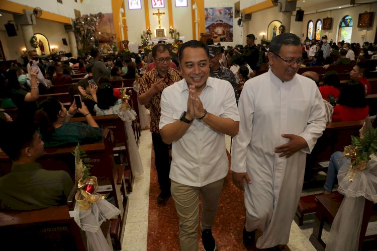 Wali Kota Eri mengunjungi Gereja Katolik Kristus Raja/RMOLJatim