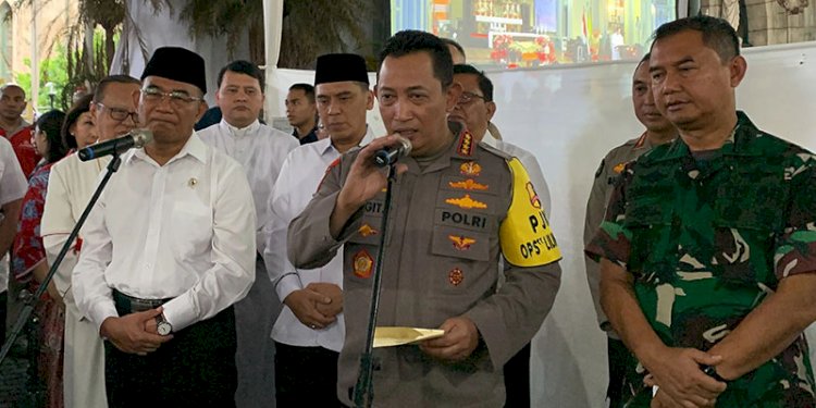 Kapolri Jenderal Polisi Listyo Sigit Prabowo usai melakukan peninjauan pengamanan perayaan Natal di Gereja Katedral, Jakarta, Minggu (24/12)/Net
