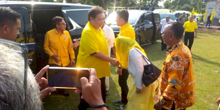 Ketua Umum Partai Golkar Airlangga Hartarto saat tiba di Lapangan Desa Tamanagung, Muntilan, Magelang, Jawa Tengah, Minggu (24/12)/RMOLJateng