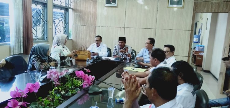 Ketua Komite sekolah saat menyampaikan laporan tertulis di sekretariat DPRD Jember.   