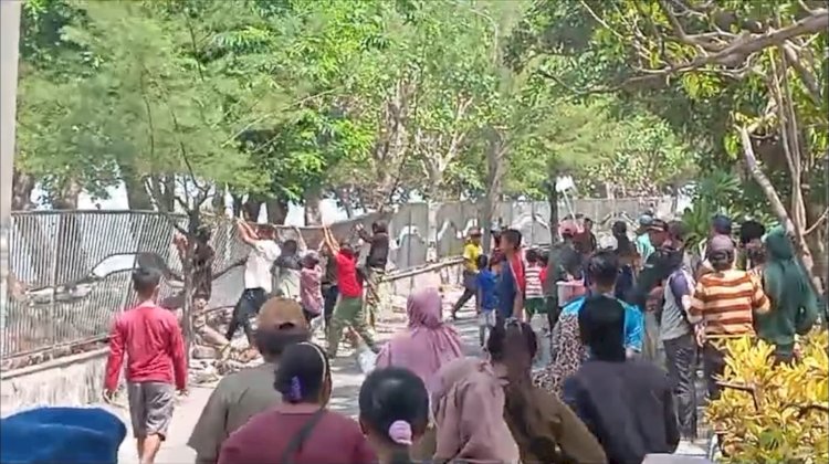 Massa melakukan aksi perusakan pagar di Pantai Batu-batu Kenjeran/Ist