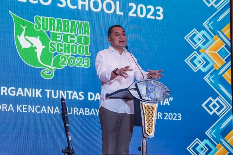 Wali Kota Eri menghadiri awarding Surabaya Eco School 2023, di Gedung Wanita Candra Kencana/ist