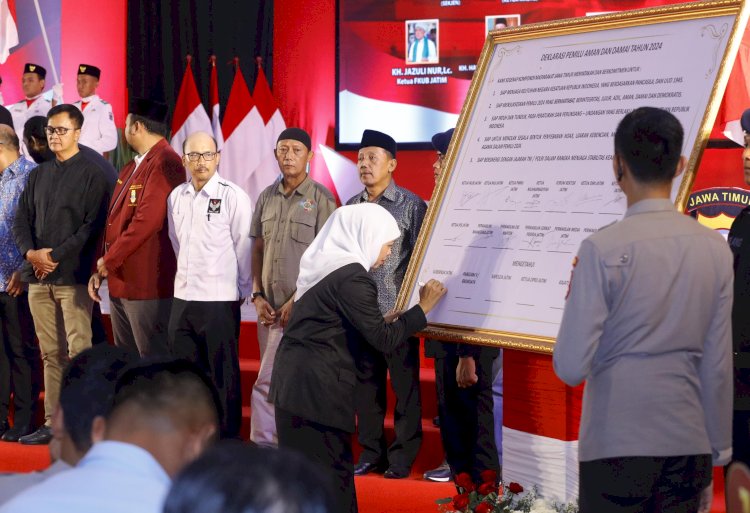 Khofifah Indar Parawansa saat menandatangani Deklarasi Pemilu Damai 2024/Ist