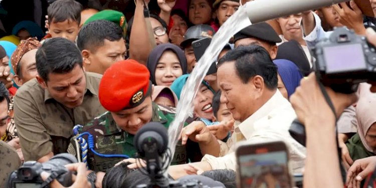 Menteri Pertahanan RI, Prabowo Subianto, saat acara penyerahan bantuan pipanisasi buatan Universitas Pertahanan di Kabupaten Sukabumi, Jawa Barat, Sabtu (30/12)/Net