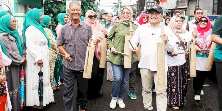 Muhaimin Iskandar memperagakan tabuh kentongan sembari keliling kampung, saat kampanye di salah satu kawasan di Malang, Jawa Timur/Ist