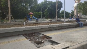 Proyek revitalisasi Alun-alun Sidoarjo yang masih berantakan