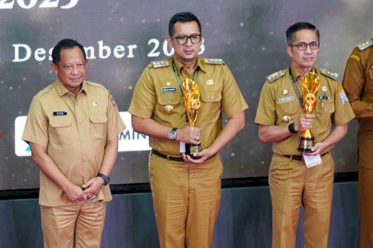 Pj Wali Kota Mojokerto Ali Kuncoro (tengah) saat menerima penghargaan/Ist