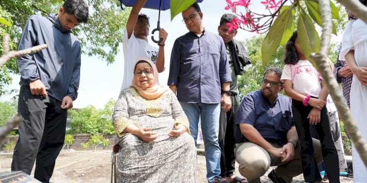 Anies Baswedan bersama keluarga berziarah ke makam Ayahandanya Rasyid Baswedan di Yogyakarta, Senin (1/1)/Ist