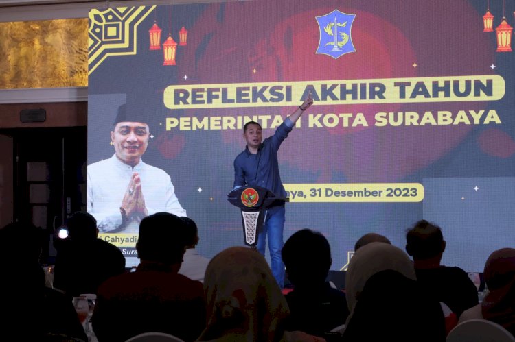 Teks foto: Wali Kota Eri memberikan pengarahan kegiatan refleksi akhir tahun 2023 di Lobi Lantai 2 Balai Kota Surabaya/RMOLJatim