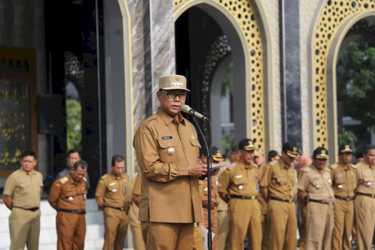 Pj Bupati Jombang Sugiat saat memimpin apel di lapangan Pemkab Jombang/Ist