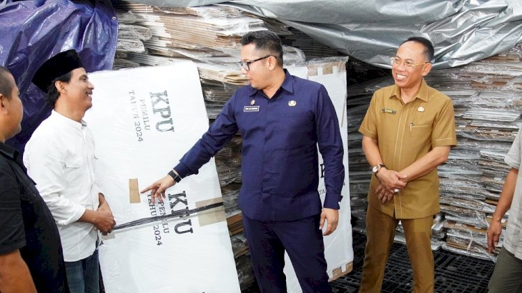 Pj Wali Kota Mojokerto Moh Ali Kuncoro didampingi Ketua KPU Kota Mojokerto Amin saat mengecek logistik Pemilu di gudang KPU/ist