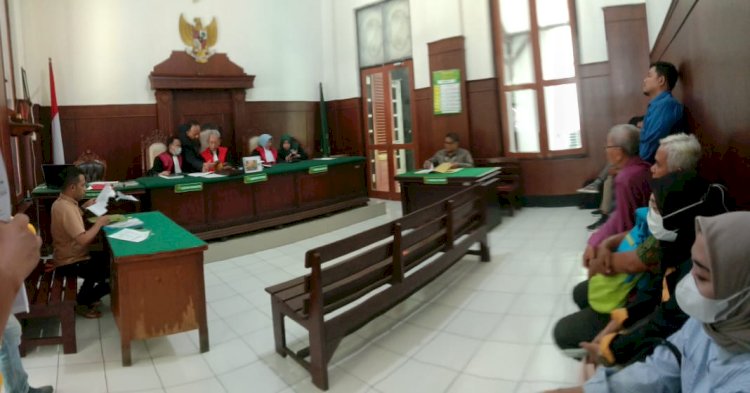 Caption: Sidang Pertama Gugatan Pelawan di Pengadilan Negeri (PN) Surabaya