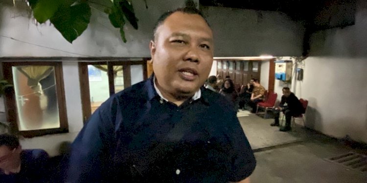 Penggagas lembaga survei KedaiKOPI Hendri Satrio saat melayat ke rumah duka Rizal Ramli, di Jalan Bangka IX, Jakarta Selatan/RMOL