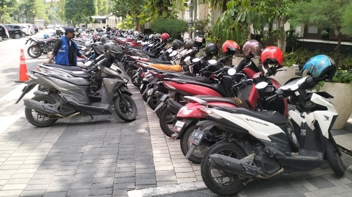 Teks foto: Parkir di Jalan Jimerto Surabaya/RMOLJatim