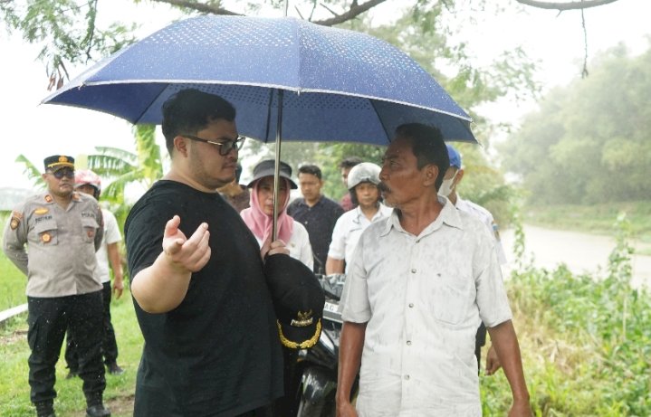 Bupati Kediri Hanindhito Himawan Pramana saat cek aliran sungai di Kunjang/Ist