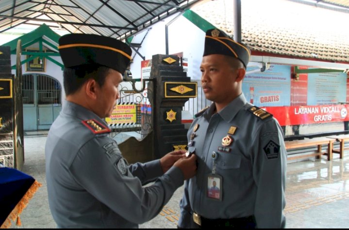 Kalapas Banyuwangi Agus Wahono ematkan pin tanda WBK ke jajaran/Humas