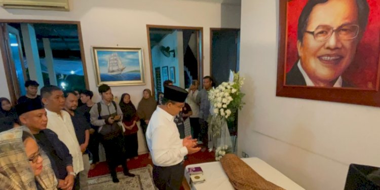 Anies Baswedan bertakziah ke rumah duka almarhum Rizal Ramli, Rabu malam (3/1)/Ist