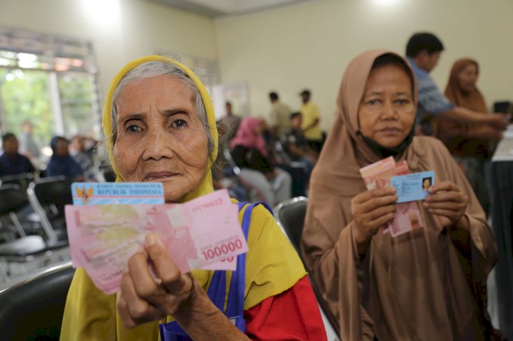 Warga menerima BLT program permakanan dari Pemkot Surabaya/RMOLJatim