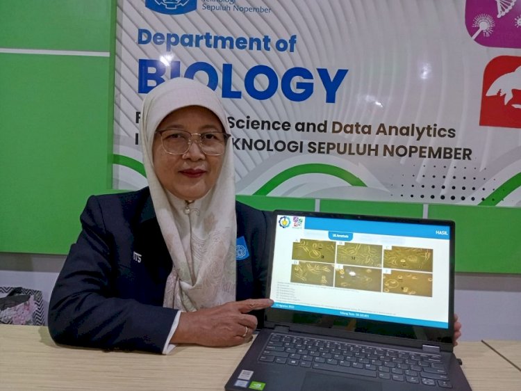 Prof Dr Awik Puji Dyah Nurhayati menunjukkan hasil risetnya mengenai pengembangan obat baru antikanker dari bahan spons laut/Ist