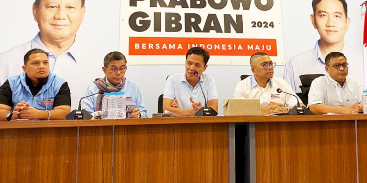 Wakil Ketua TKN Prabowo-Gibran, Habiburokhman, bersama pengurus TKN saat konferensi pers di Media Centre TKN, Jakarta Selatan, Kamis malam (4/1)/RMOL