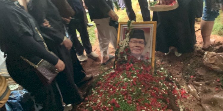 Begawan Ekonomi Rizal Ramli dimakamkan di TPU Jeruk Purut, Jakarta Selatan, Kamis siang (4/1)/RMOL