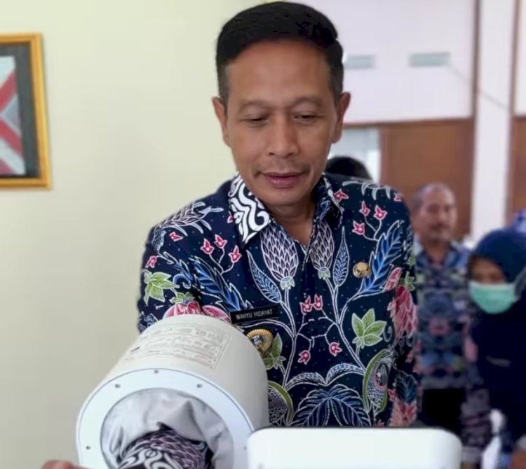 Pj Wali Kota Malang, Wahyu Hidayat saat mengecek salah satu alat di Kantor Dinkes Kota Malang/Ist