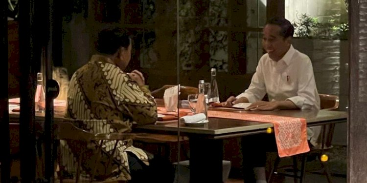 Presiden Joko Widodo dan Prabowo Subianto makan malam di sebuah restoran di Jakarta, Jumat (5/1)/Ist