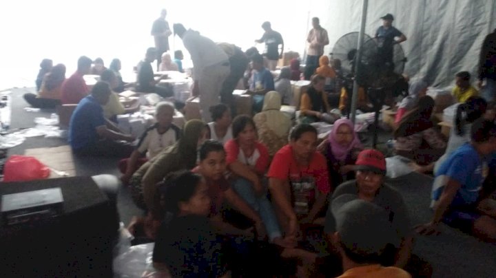 Foto : ketua Bawaslu Kabupaten Jember, Sanda Aditya Pradana saat memantau dan mengawasi Penyortiran dan pelipatan surat suara di Gudang Logistik KPU Jember di jalan Imam Bonjol Kelurahan Tegal Besar Kecamatan Kaliwates Jember