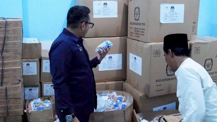 Pj Wali Kota Mojokerto Moh Ali Kuncoro dan Ketua KPU Kota Mojokerto, Saiful Amin saat meninjau gudang KPU/ist