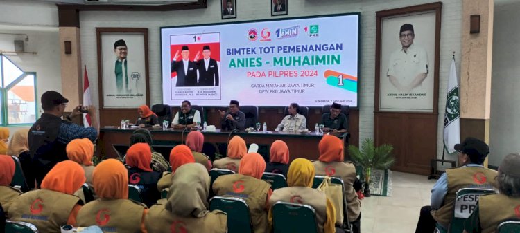 Ketua Garda Matahari Jawa Timur, Ali Mu'thi, sedang menguraikan situasi mutakhir di depan peserta Bimtek ToT. Terlihat, anggota Timnas AMIN, Jazilul Fawaid, ikut tampil sebagai narasumber/Ist