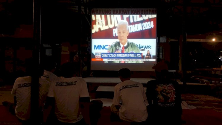 Relawan Progresif pendukung Ganjar-Mahfud saat nobar debat capres ketiga/RMOLJatim