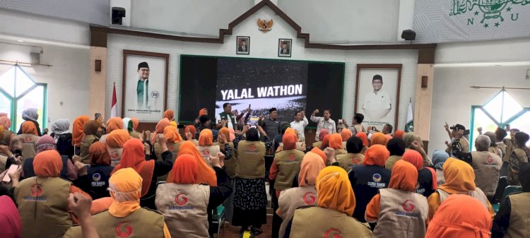 Asisten Captain Timnas AMIN, Jazilul Fawaid (memakai rompi hijau) memandu audiens menyanyikan lagu 'Yalal Wathon'/Isr