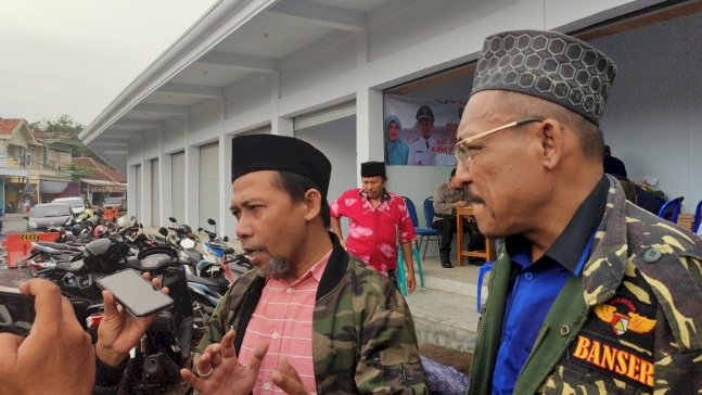 Caption : Kades Bantaran, Abdulloh Rofiq diwawancara oleh sejumlah media