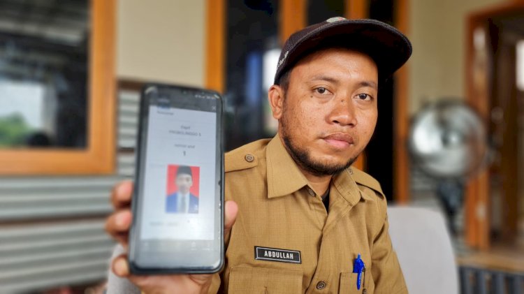 Kepala Desa Kramat Agung Bantaran Probolinggo, Abdullah saat menunjukkan perangkat desanya sebagai Caleg DPRD. /RMOLJatim