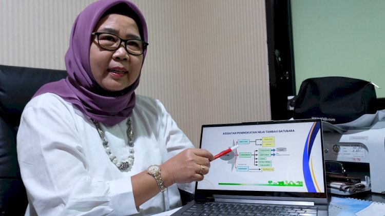 Prof Dr Dra Yulfi Zetra MSc menunjukan beberapa cara untuk meningkatkan pemanfaatan batubara/Ist