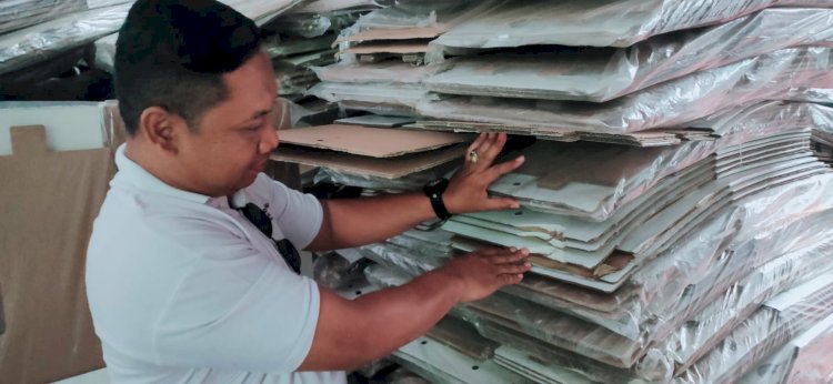 Ketua KPU Kabupaten Jember, Muhammad Syai'in, saat menunjukkan kotak surat suara yang rusak di gudang penyimpanan logistik KPU Jember/RMOLJatim