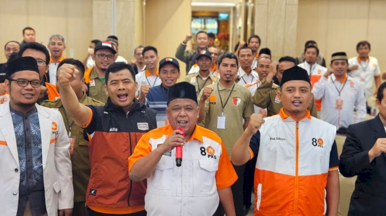 Ketua DPW PKS Jawa Timur Irwan Setiawan bersama kader 