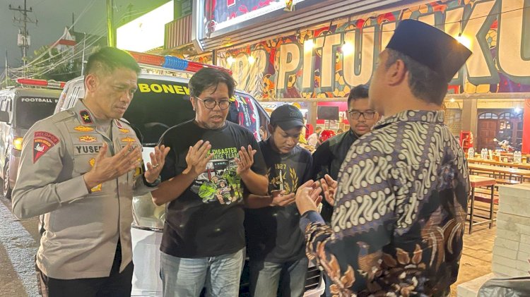 Wakapolda Jatim Brigjen Pol Akhmad Yusep Gunawan bersama Bonek 